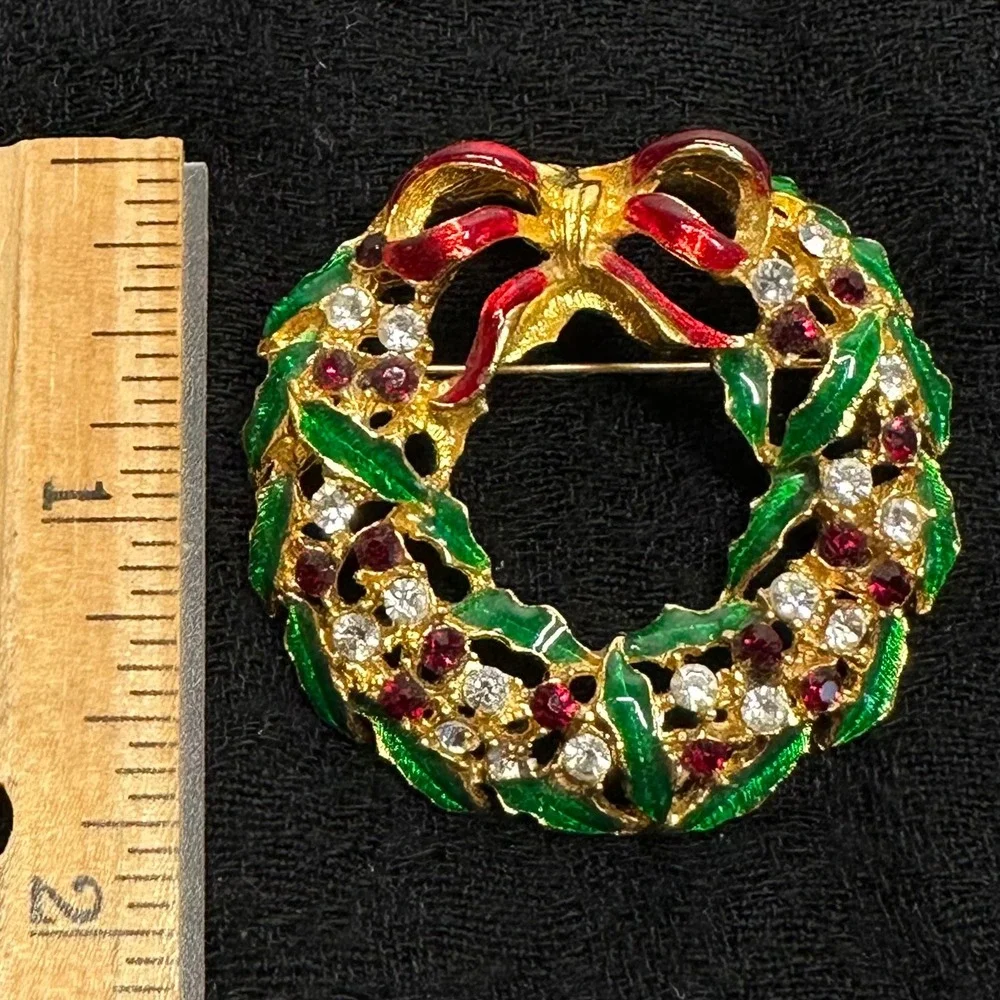 Vintage Christmas Wreath Brooch Rhinestones Red Green Enamel Gold Tone‎ Bow